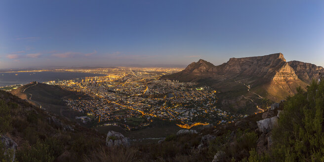 Südafrika, Kapstadt mit Tafelberg und Signal Hill zur blauen Stunde - YRF000114