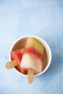 Bowl of different homemade melon ice lollies - MYF001590