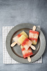 Plate of different homemade melon ice lollies - MYF001591