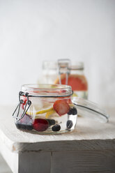 Einmachgläser mit gekühltem Wasser, aromatisiert mit verschiedenen Früchten - MYF001596