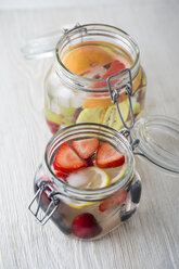 Zwei Gläser mit gekühltem Wasser, aromatisiert mit verschiedenen Früchten - MYF001598