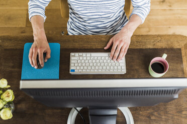 Mann mit Computer am Schreibtisch - UUF007799