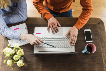 Zwei Kollegen am Schreibtisch arbeiten am Laptop - UUF007820