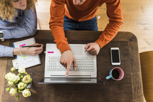 Zwei Kollegen am Schreibtisch arbeiten am Laptop - UUF007821