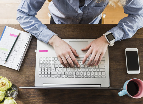 Teenager-Mädchen mit Laptop am Schreibtisch, lizenzfreies Stockfoto