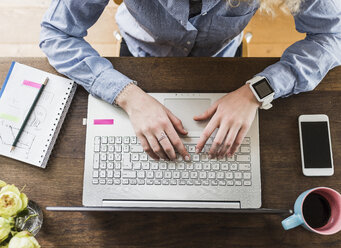 Teenager-Mädchen mit Laptop am Schreibtisch - UUF007822