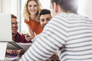 Selbstbewusste junge Fachkräfte im Büro - UUF007841