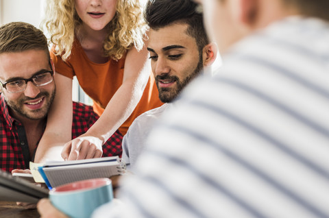 Junge Berufstätige arbeiten im Büro zusammen, lizenzfreies Stockfoto