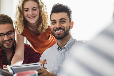 Selbstbewusste junge Fachkräfte im Büro - UUF007844