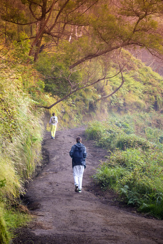 Indonesien, Java, Zwei Frauen beim Wandern in den Bergen, lizenzfreies Stockfoto