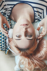 Porträt einer jungen Frau, die mit Kopfhörern Musik hört - RTBF000240