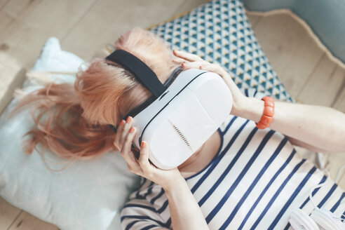 Junge Frau setzt Virtual-Reality-Brille auf - RTBF000241