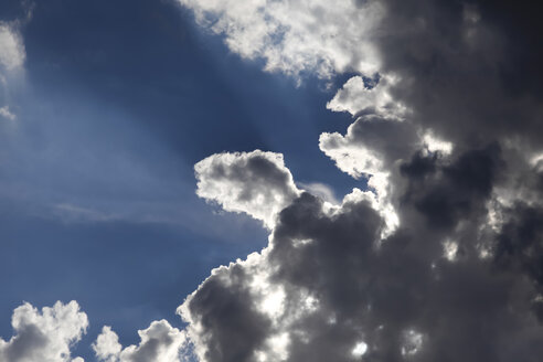 Deutschland, Wolken und Sonnenstrahlen im Sommer - JTF000757