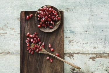 Bowl and spoon with pomegranate seed on wooden tray - ASF005906