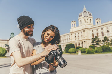 Young couple with camera in Vienna - AIF000333