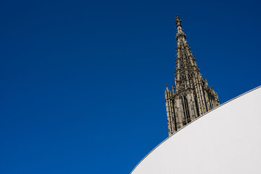 Deutschland, Ulm, Ulmer Münsterkirche vor blauem Himmel - WGF000885