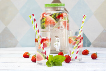 Detox water, infused water, watermelon, strawberry and mint - LVF005004