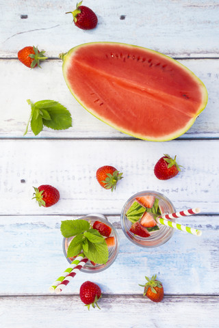 Entgiftungswasser, Infusionswasser, Wassermelone, Erdbeere und Minze, lizenzfreies Stockfoto
