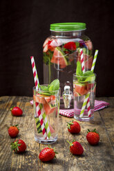 Detox water, infused water, watermelon, strawberry and mint - LVF005009