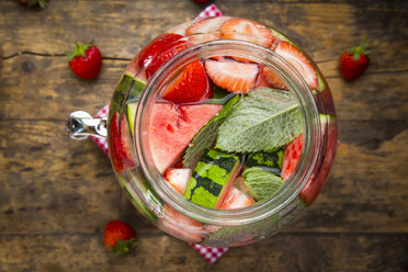 Detox water, infused water, watermelon, strawberry and mint - LVF005010