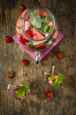 Entgiftungswasser, Infusionswasser, Wassermelone, Erdbeere und Minze, lizenzfreies Stockfoto