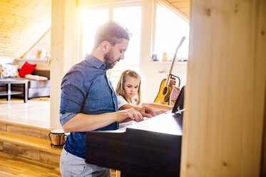 Father and daughter making music together - HAPF000523