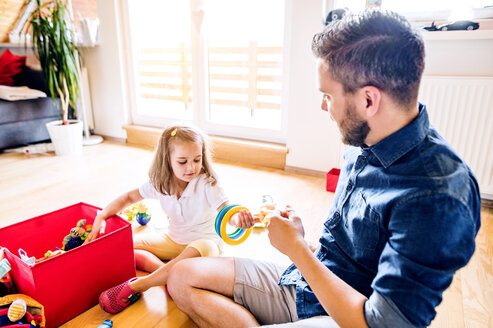 Vater und Tochter spielen zusammen mit Spielzeug - HAPF000524