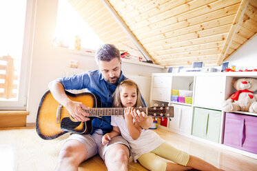 Vater und Tochter musizieren gemeinsam - HAPF000525
