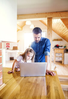 Vater und Tochter benutzen Laptop zu Hause - HAPF000527