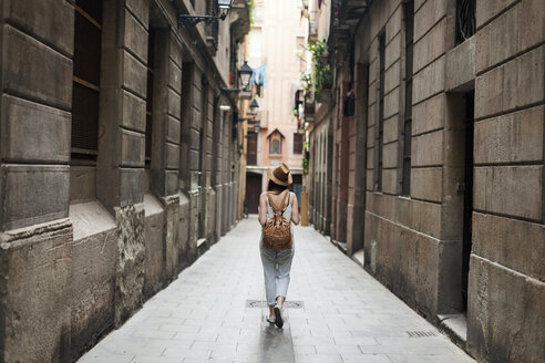 Junger Tourist entdeckt die Straßen von Barcelona - VABF000632