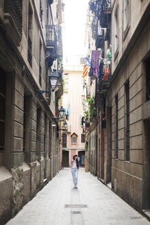 Junger Tourist entdeckt die Straßen von Barcelona - VABF000633