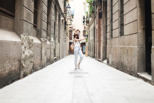 Junger Tourist, der die Straßen von Barcelona erkundet und ein Selfie macht - VABF000635
