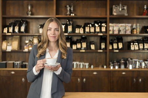 Junge Frau in einem Kaffeehaus, lizenzfreies Stockfoto