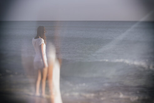 Spanien, Formentera, junge Frau am Strand - CMF000509