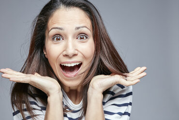 Portrait of surprised woman screaming out loud - RHF001645