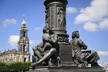 Deutschland, Sachsen, Dresden, Brühlsche Terrasse und Dresdner Kathedrale, im Vordergrund das Denkmal von Ernst Rietschel - BT000406