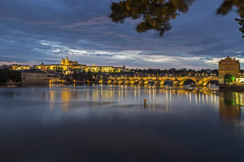 Tschechische Republik, Prag, Prager Burg und Karlsbrücke zur blauen Stunde - MELF000118