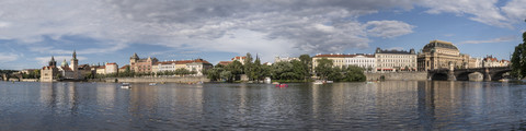 Tschechien, Prag, Panorama des Moldauufers zwischen Karlsbrücke und Nationaltheater, lizenzfreies Stockfoto