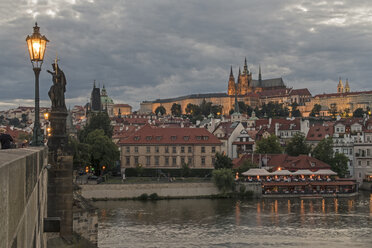 Czechia, Prague, Prague Castle from Charles Bridge at dusk - MELF000123