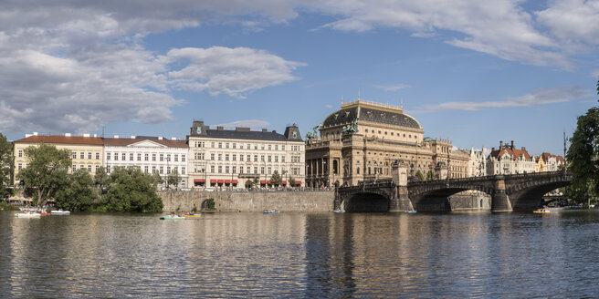 Tschechische Republik, Prag, Moldau, Cafe Slavia, Nationaltheater und Goethe-Institut - MELF000124