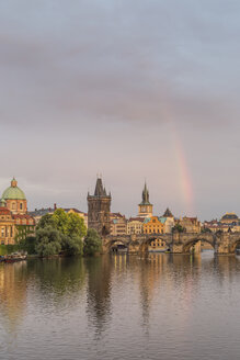 Tschechische Republik, Prag, Regenbogen über der Karlsbrücke bei Sonnenuntergang - MELF000127