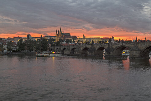 Tschechische Republik, Prag, Sonnenuntergang über der Prager Burg und der Karlsbrücke - MELF000129