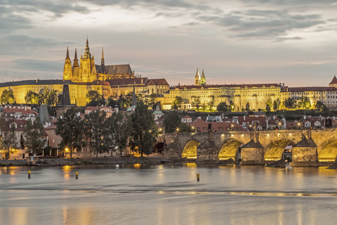 Tschechische Republik, Prag, beleuchtete Prager Burg und Karlsbrücke am Abend, lizenzfreies Stockfoto