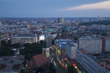 Deutschland, Berlin, Stadtbild am Abend - FCF000974