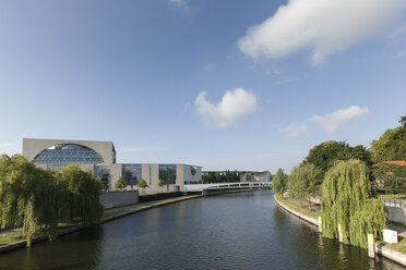 Germany, Berlin, government buildings at Spree river - FCF000975