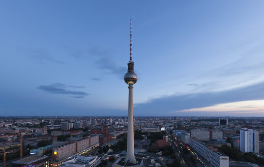 Deutschland, Berlin, Berliner Fernsehturm, Stadtbild am Abend - FCF000980