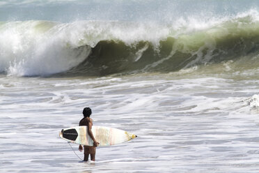 Indonesien, Bali, Surfer wartet auf Welle - KNTF000399