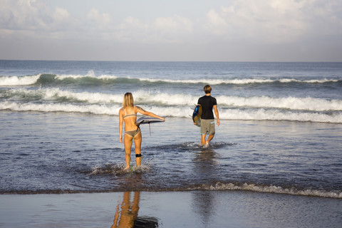 Indonesien, Bali, Surfer am Strand, lizenzfreies Stockfoto
