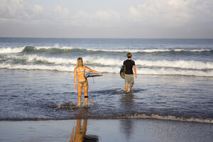 Indonesien, Bali, Surfer am Strand - KNTF000403