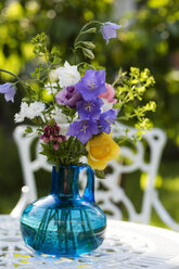 Sommerblumen in Vase, Lupine, Nelke, Rose, Mohn und Glockenblume - MYF001610